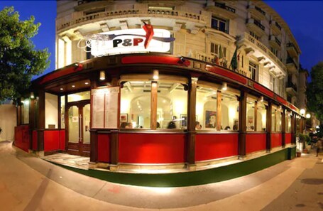Fachada de la propiedad por la tarde o noche