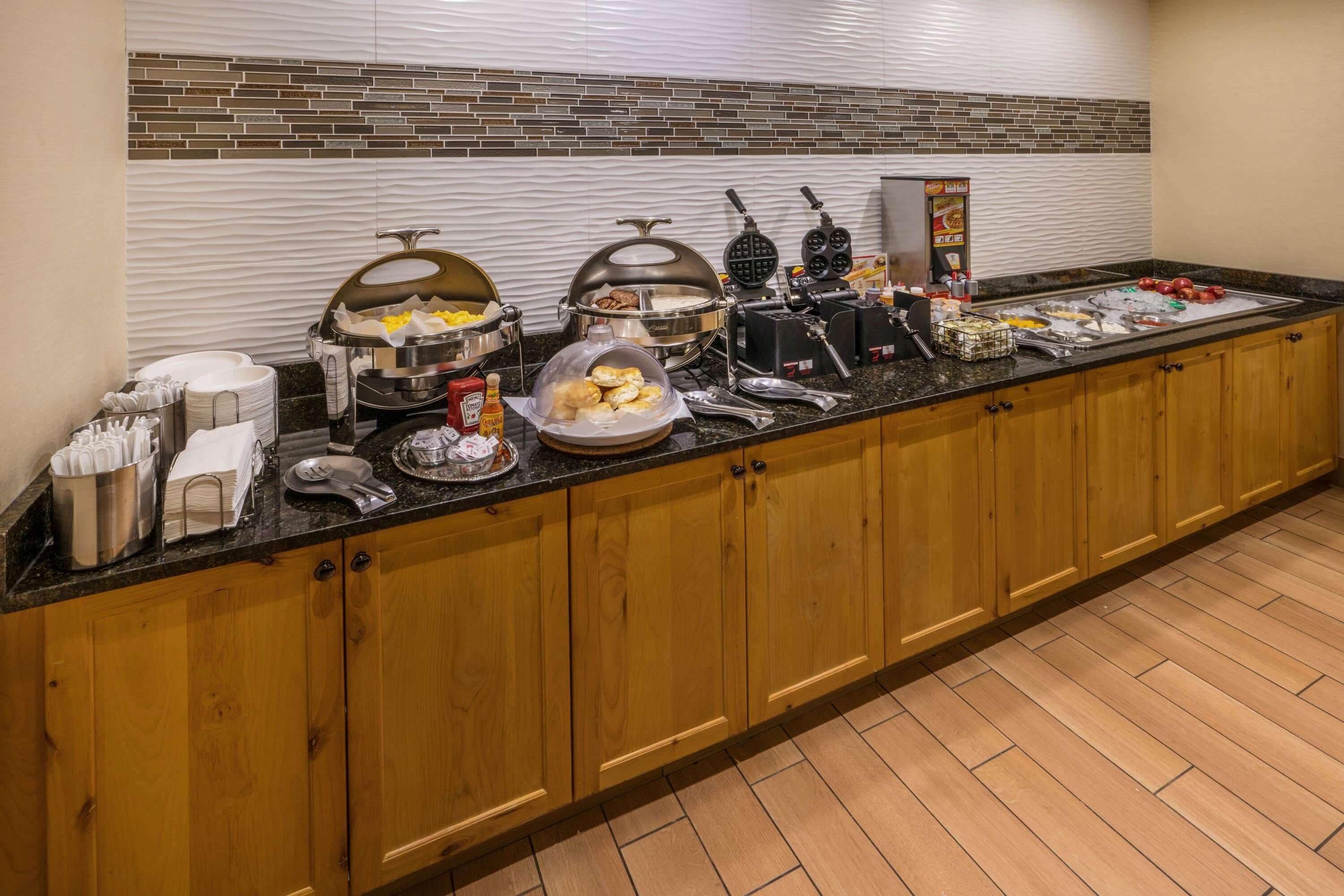 Un buffet proposant une variété de plats et d’appareils électroménagers.