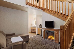 Familien-Suite, Mehrere Betten, Nichtraucher (Loft) | Wohnbereich | 43-Zoll-Flachbildfernseher mit Satellitenempfang