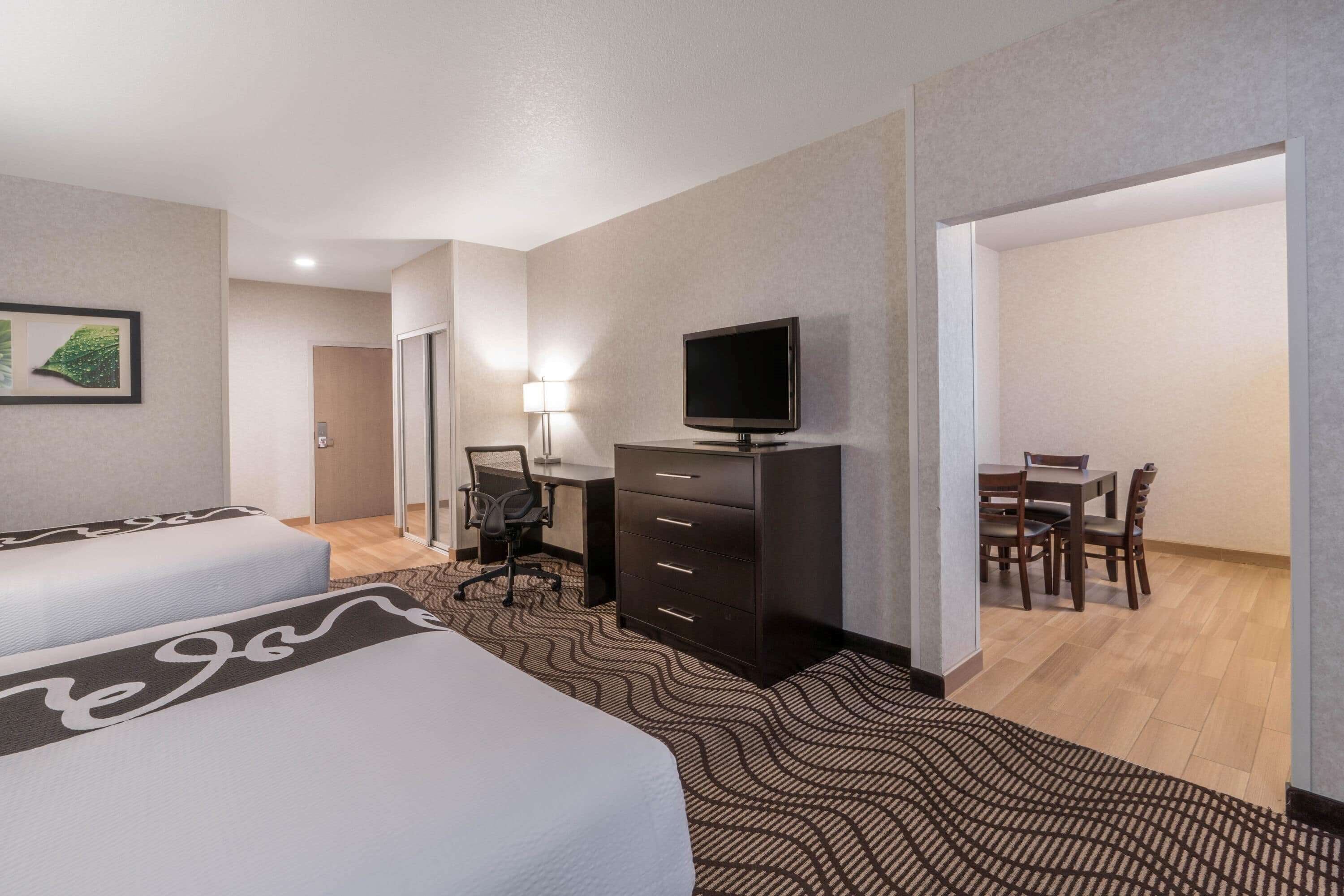 Suite estudio, 2 camas de matrimonio, no fumadores (Efficiency) | Ropa de cama de alta calidad y escritorio
