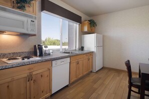 Mini-Kühlschrank, Mikrowelle, Wasserkocher mit Kaffee-/Teezubehör