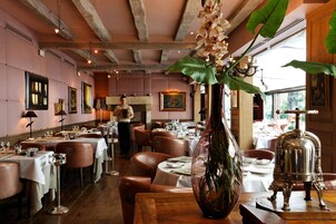 Se sirven desayunos y almuerzos; cocina francesa; con vista al jardín