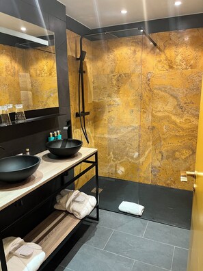 Premium-Doppelzimmer, Terrasse | Badezimmer | Badewanne, Designer-Toilettenartikel, Haartrockner, Bademäntel