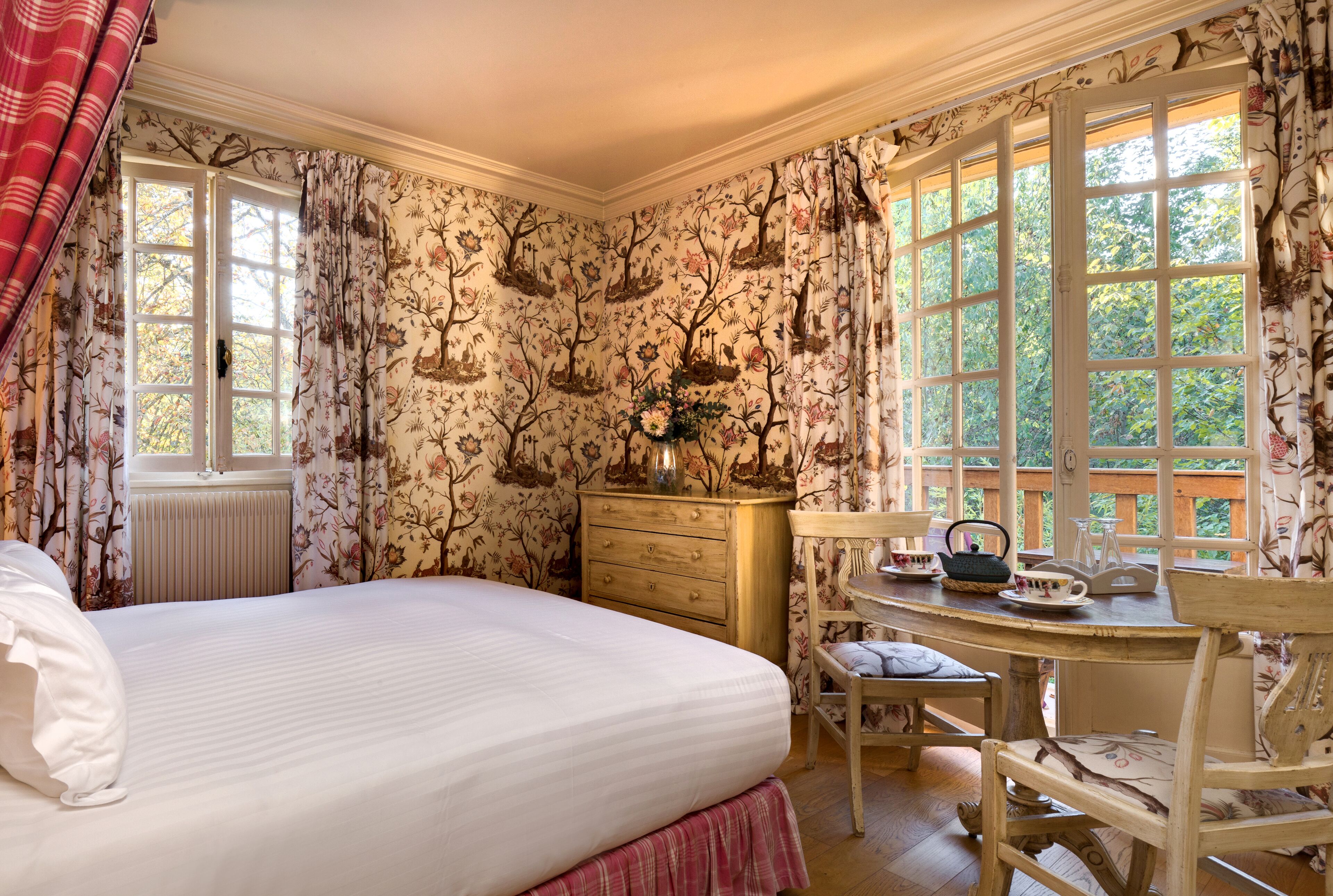 Een gratis minibar, een kluis op de kamer, individueel gedecoreerd