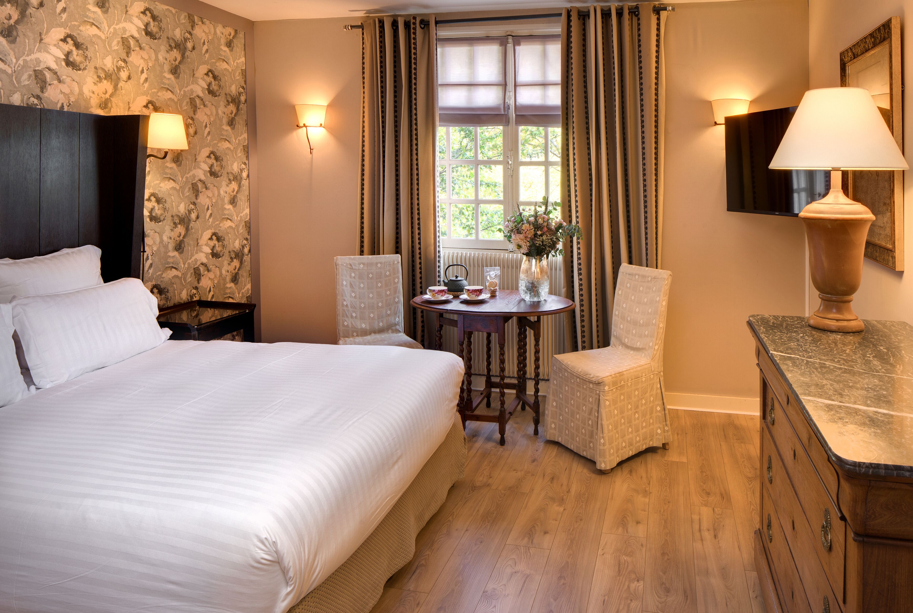 Een gratis minibar, een kluis op de kamer, individueel gedecoreerd