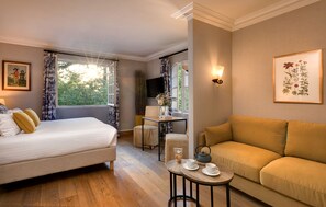 Minibar con artículos gratuitos, caja fuerte, decoración individual