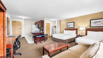 Suíte, 2 camas Queen, para não fumantes, cozinha (with Sofabed) | Escrivaninha, espaço de trabalho para notebook, cortinas blackout