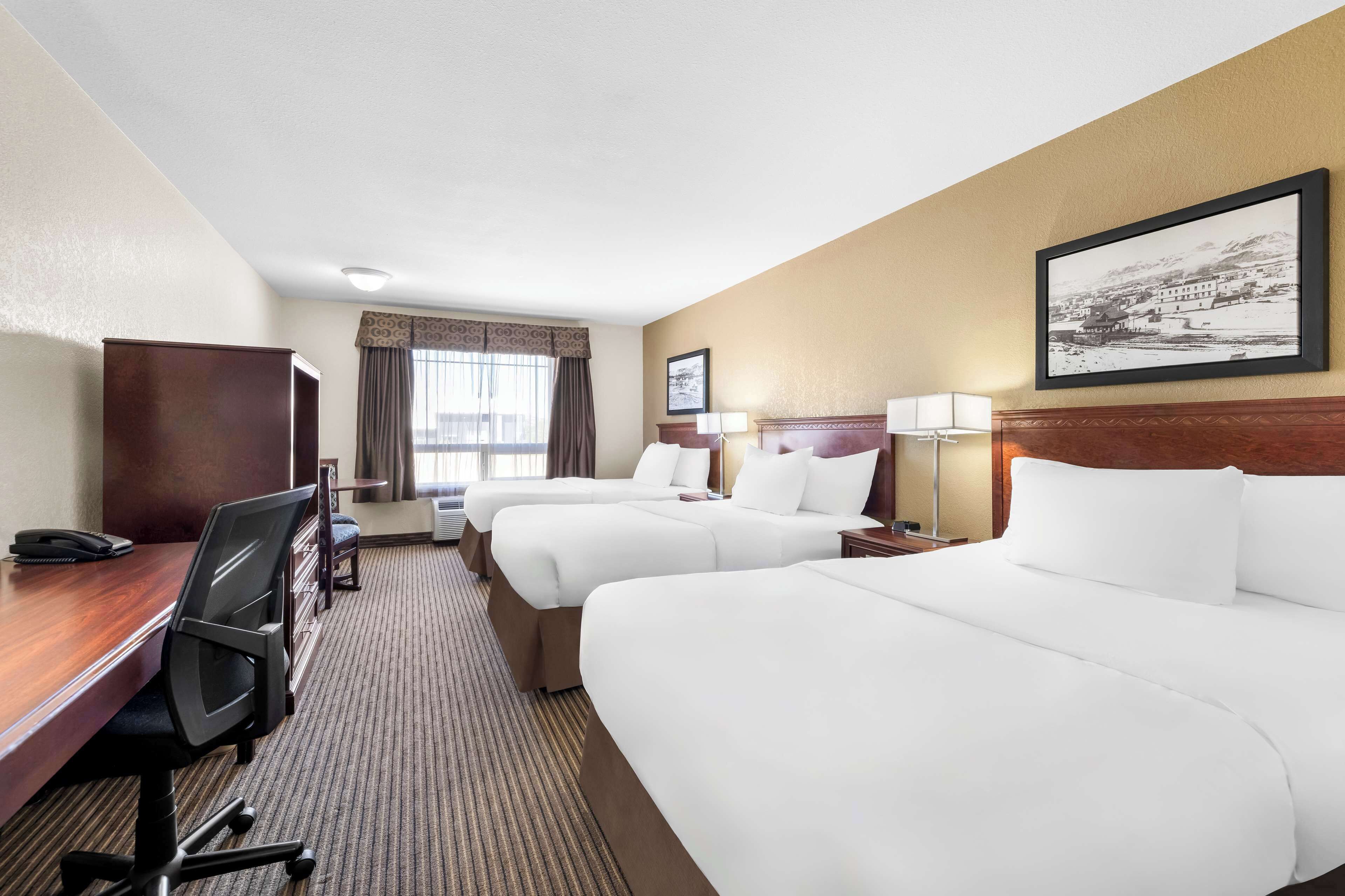 标准房, 多张床, 无烟房, 冰箱和微波炉 | 办公桌、笔记本电脑工作区、遮光窗帘、熨斗/熨衣板