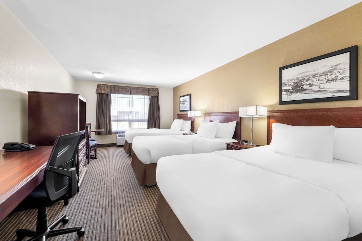 标准房, 多张床, 无烟房, 冰箱和微波炉 | 办公桌、笔记本电脑工作区、遮光窗帘、熨斗/熨衣板