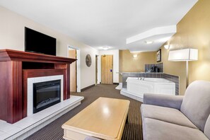 Sviitti, 1 suuri parisänky, tupakointi kielletty, poreamme (Separate Living Room) | Työpöytä, pimennysverhot, silitysrauta/-lauta, ilmainen Wi-Fi