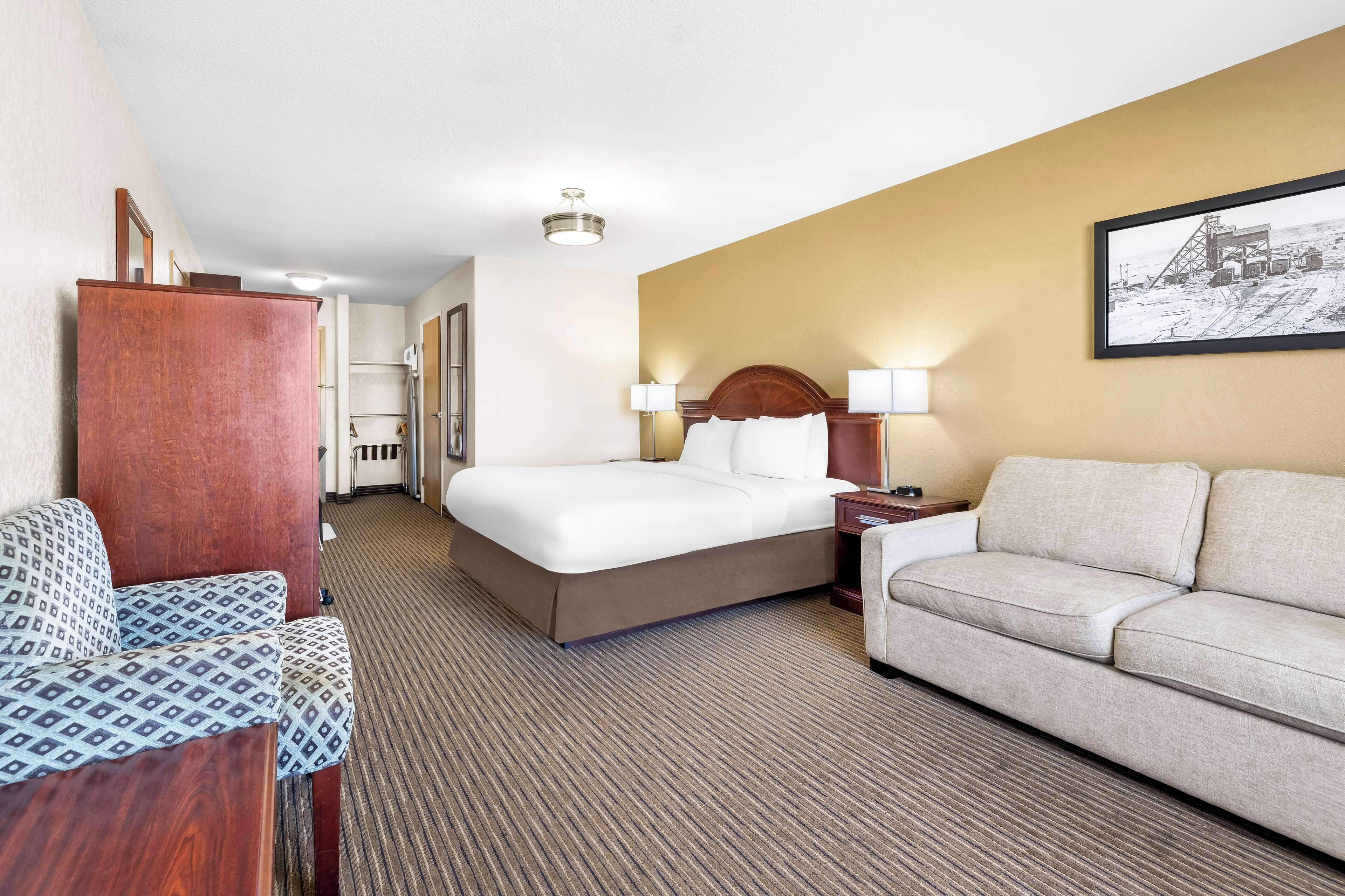 办公桌、笔记本电脑工作区、遮光窗帘、熨斗/熨衣板