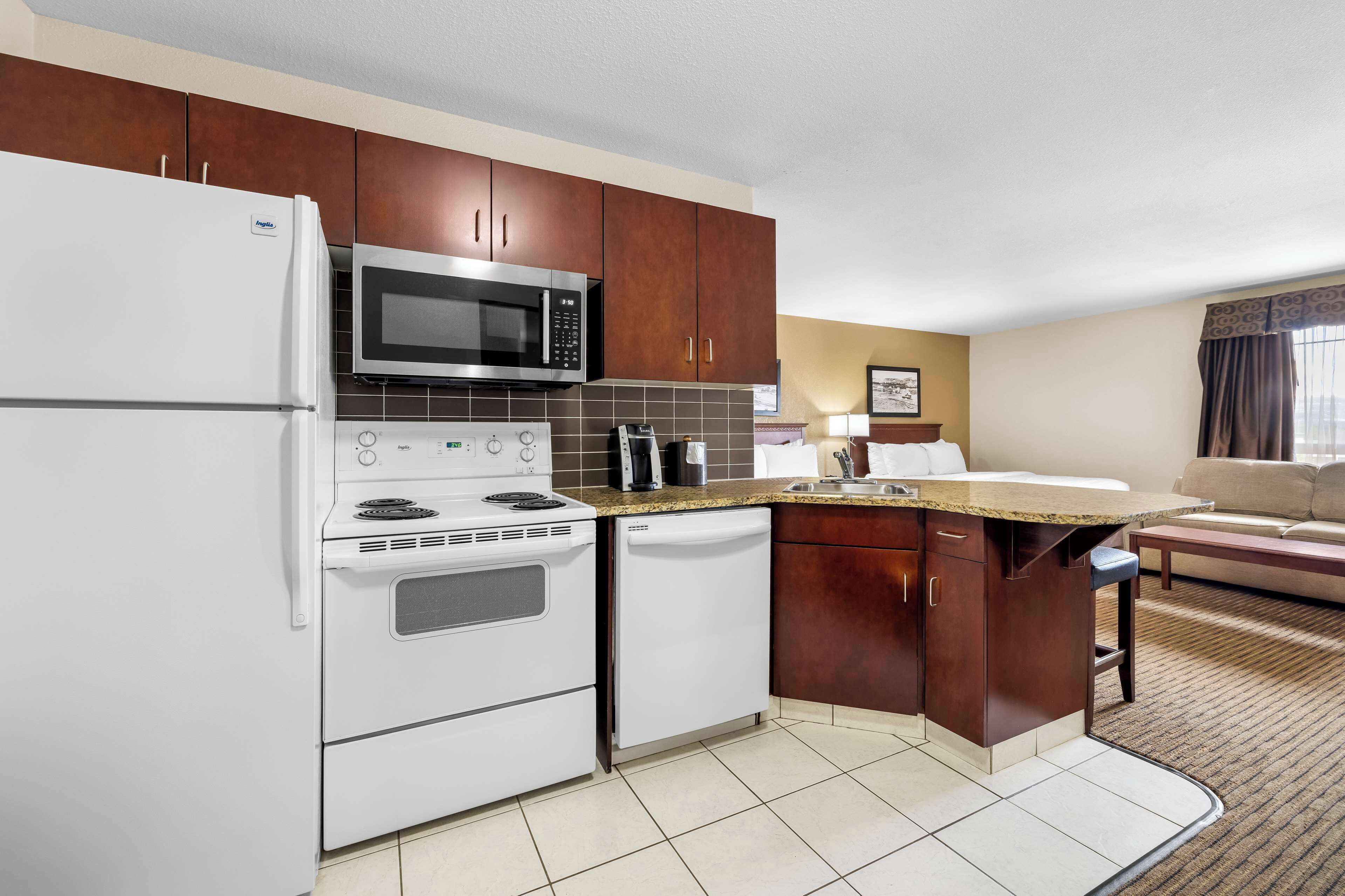 办公桌、笔记本电脑工作区、遮光窗帘、熨斗/熨衣板