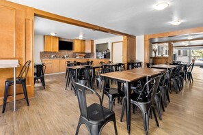 Free daily continental breakfast - SureStay Plus Hotel by Best Western Drumheller (Drumheller)