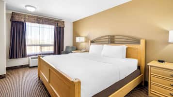 Suite, 1 très grand lit, non-fumeur, baignoire à jets (Separate Living Room) | Bureau, espace de travail pour ordinateurs portables