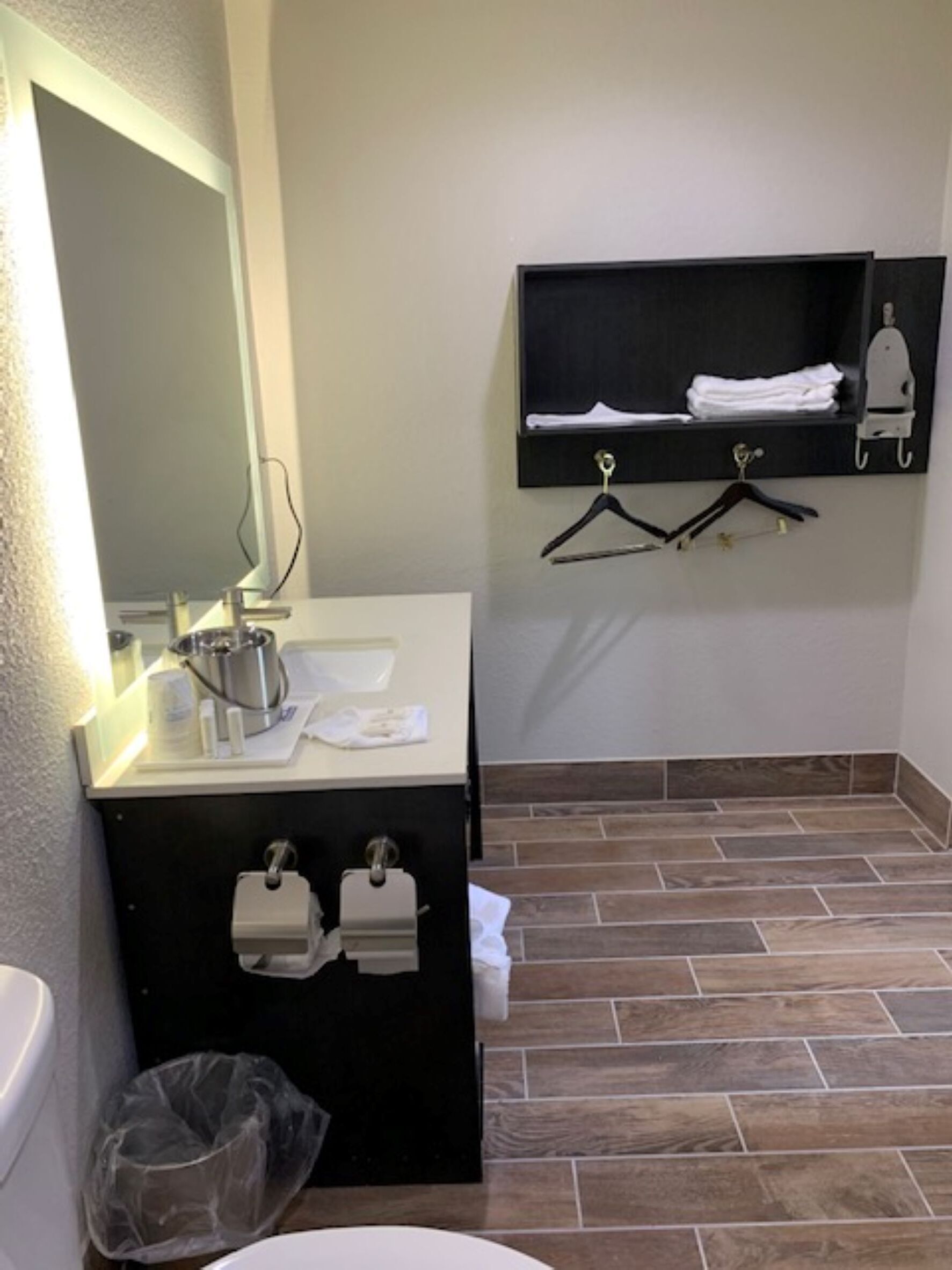 combined shower/bathtub, hair dryer, towels