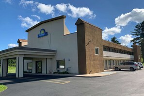 Exterior - Days Inn by Wyndham Bellville Mansfield (Bellville)