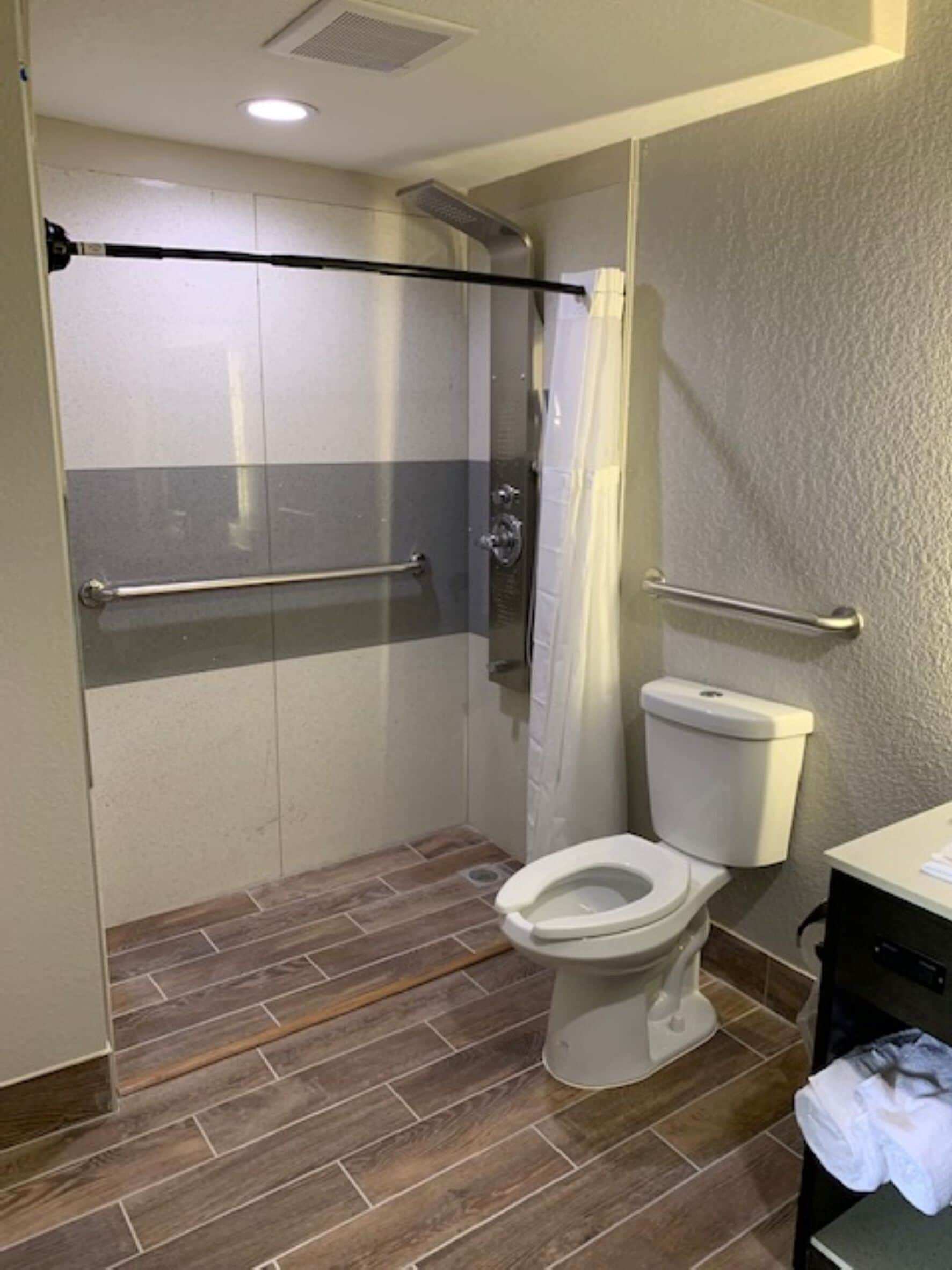 combined shower/bathtub, hair dryer, towels