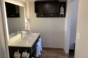 Combined shower/tub, hair dryer, towels