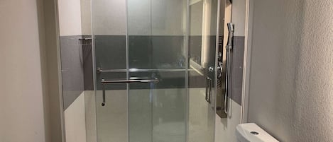 Combined shower/tub, hair dryer, towels