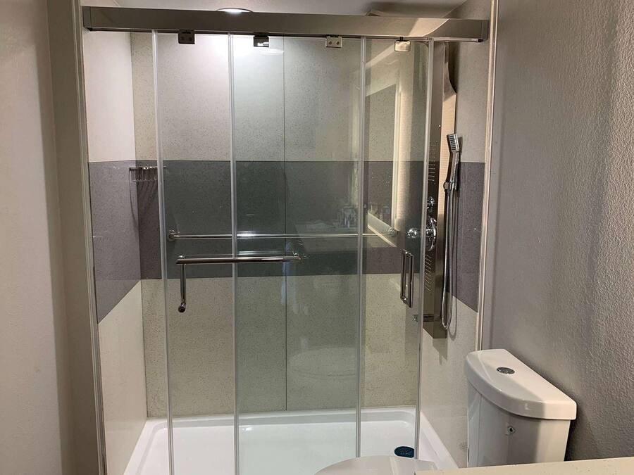 Ensemble douche/baignoire, sèche-cheveux, serviettes fournies