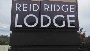 A sign for Reid Ridge Lodge.