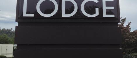 A sign for Reid Ridge Lodge.