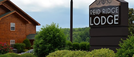 Segnaletica per Reid Ridge Lodge, con un edificio in mattoni sullo sfondo.
