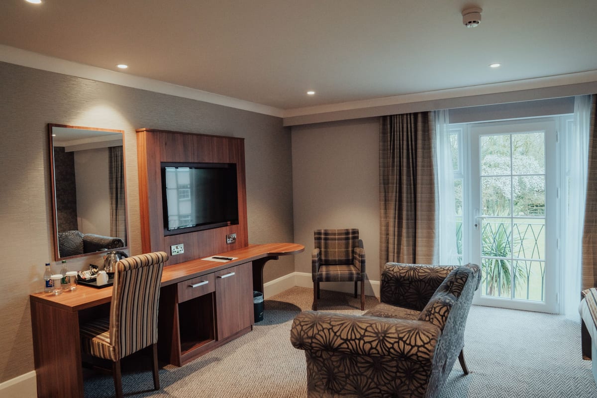 executive room, 1 king bed | 1 bedroom, individually decorated, individually furnished, desk