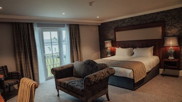 Executive Room, 1 King Bed | 1 bedroom, individually decorated, individually furnished, desk