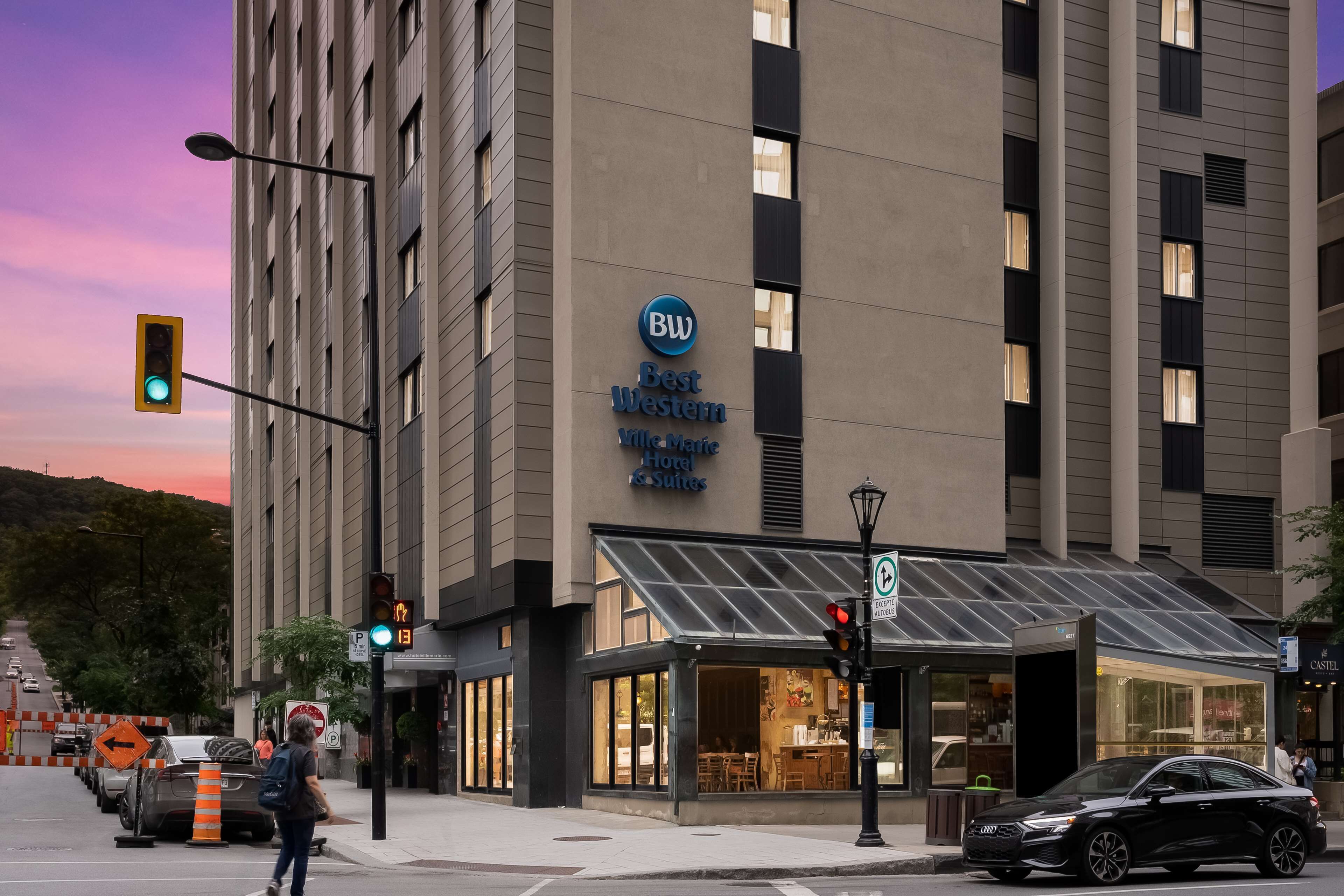 Un hotel con fachada moderna, un llamativo letrero de Best Western y entrada de vidrio.