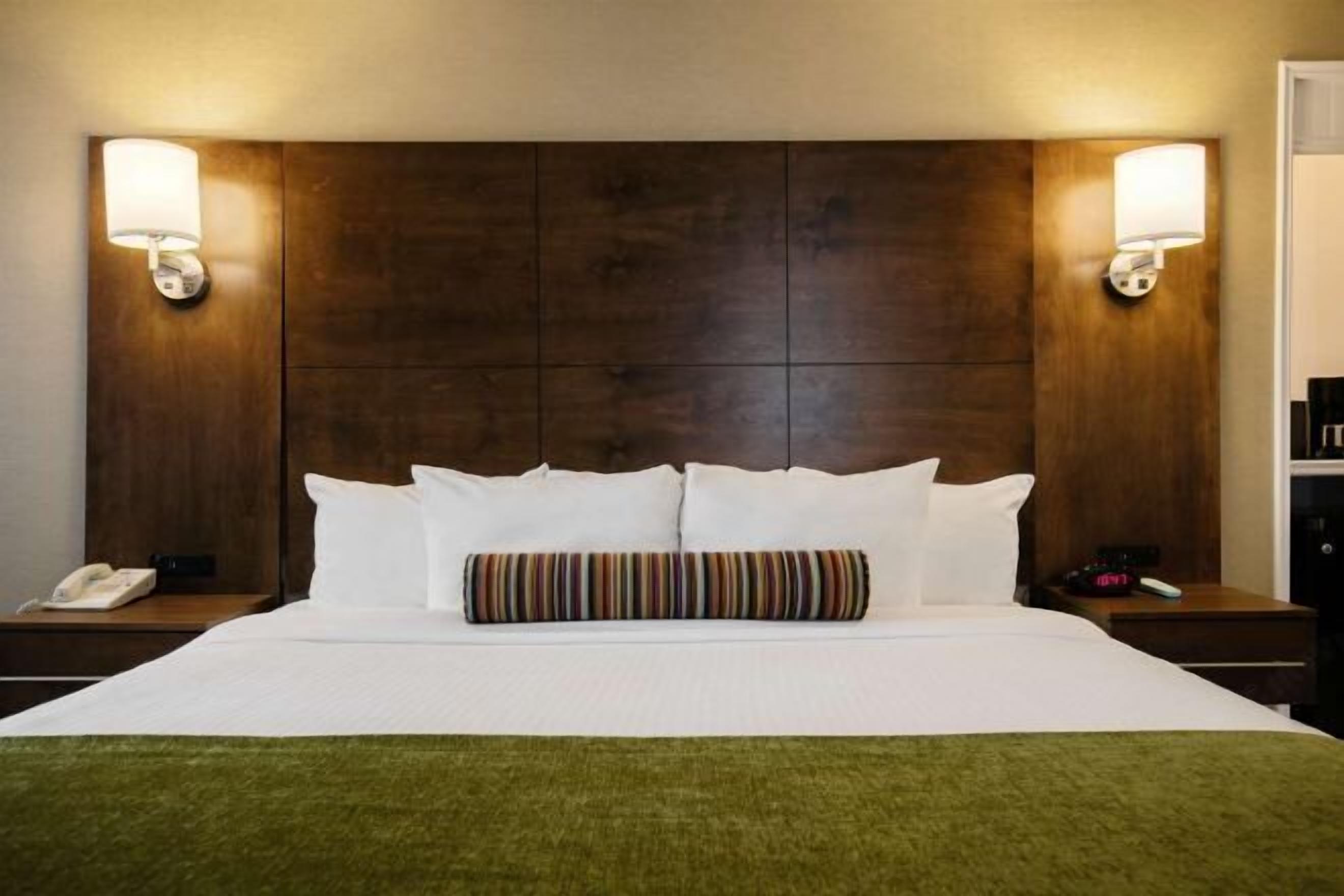 Een kluis op de kamer, een bureau, een laptopwerkplek