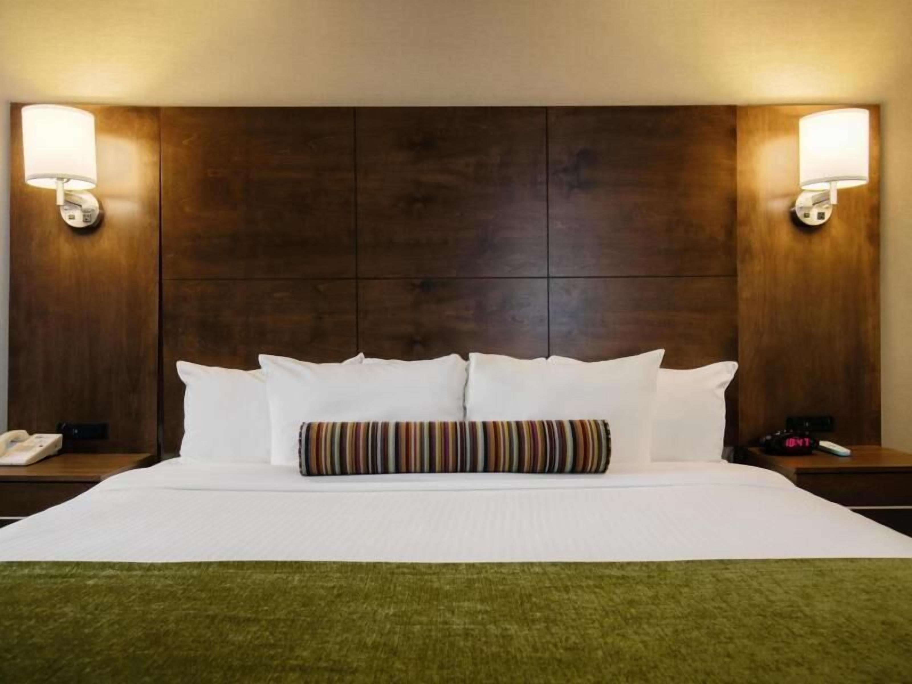 Zimmersafe, Schreibtisch, laptopgeeigneter Arbeitsplatz