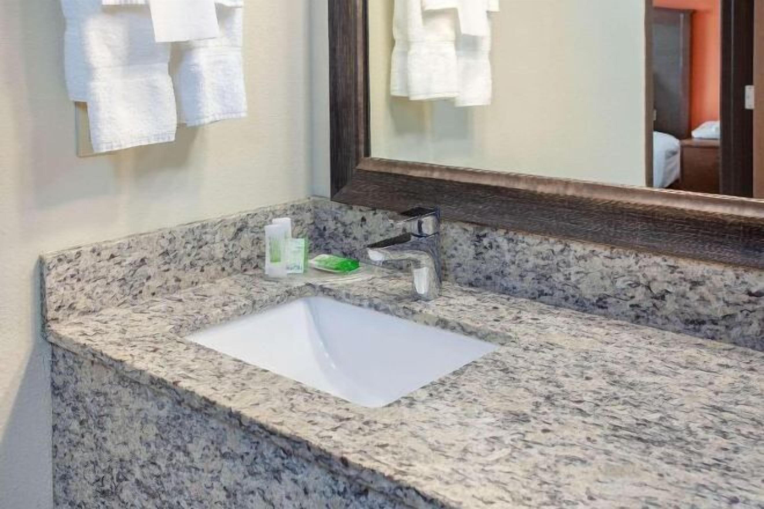 Combined shower/tub, free toiletries, hair dryer, towels