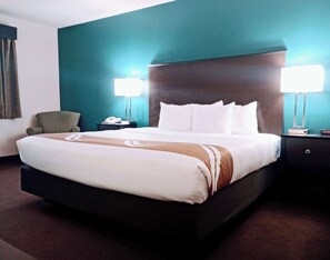 Desk, blackout drapes, soundproofing, iron/ironing board - Quality Inn Atchison (Atchison)