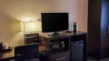 Escritorio, cortinas blackout y sistema de insonorización