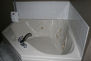 Jetted tub