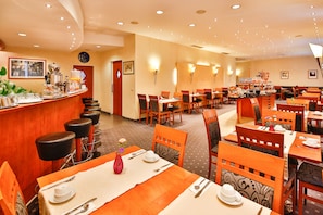 Daily buffet breakfast (EUR 22 per person) - Hotel Präsident (Munich)