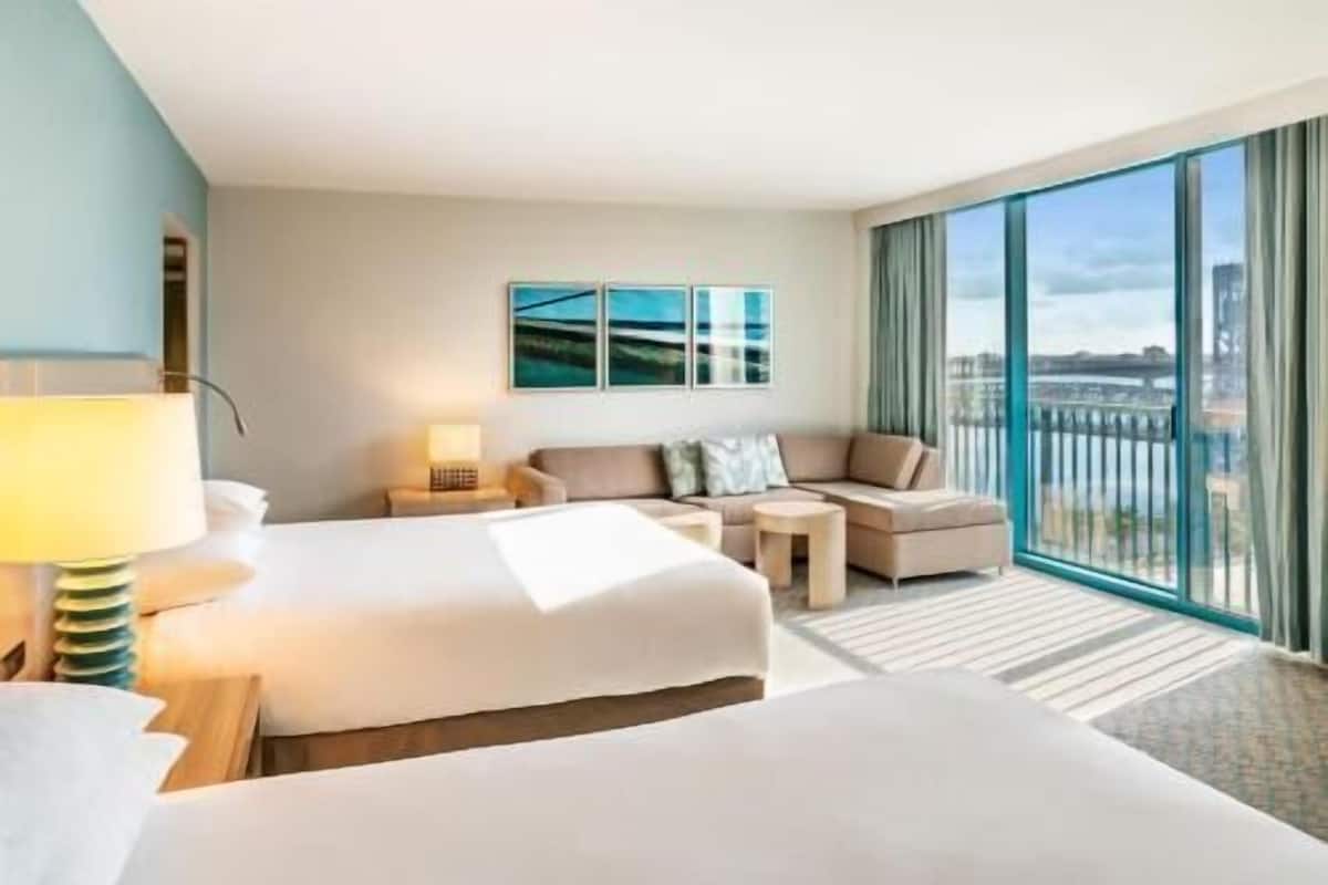 Premium bedding, in-room safe, desk, iron/ironing board