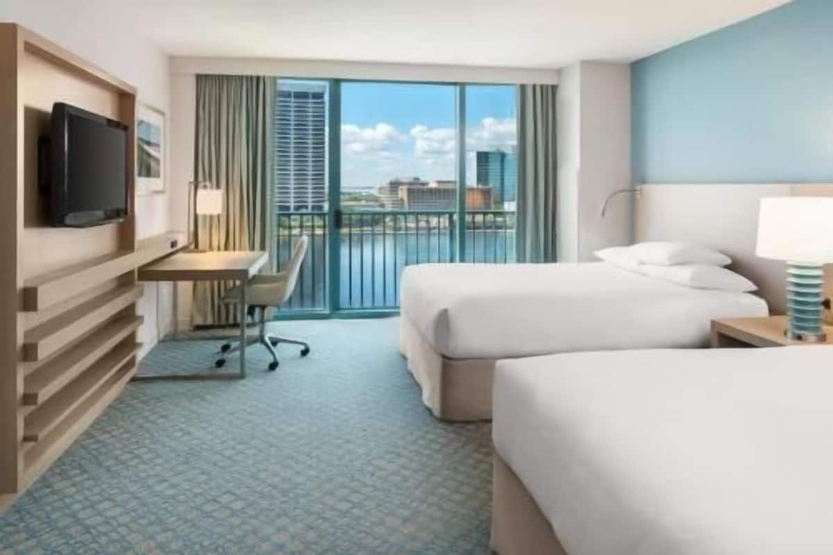 Premium bedding, in-room safe, desk, iron/ironing board