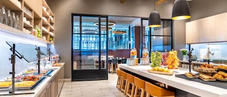 Tägliches Frühstücksbuffet (26.95 USD pro Person)