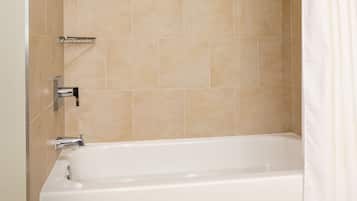 Un baño moderno con bañera, ducha y toallero.