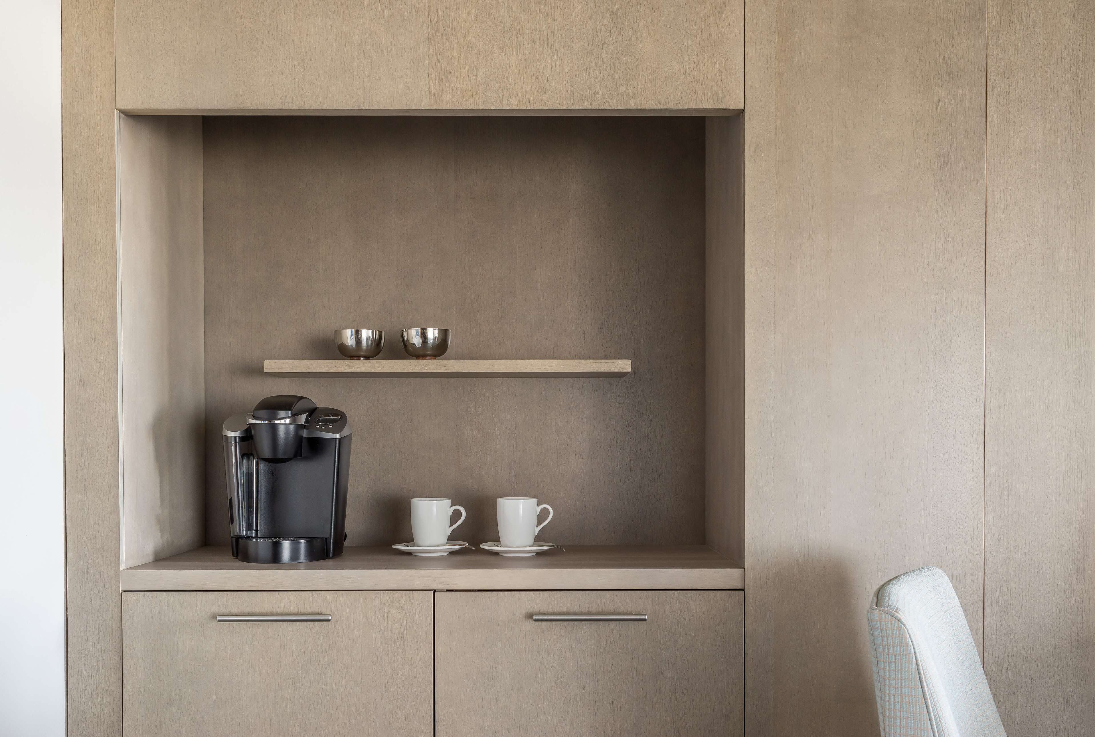 executive suite | premium bedding, in-room safe, desk, iron/ironing board