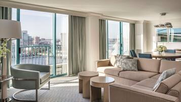 Ropa de cama de alta calidad y caja de seguridad en la habitación