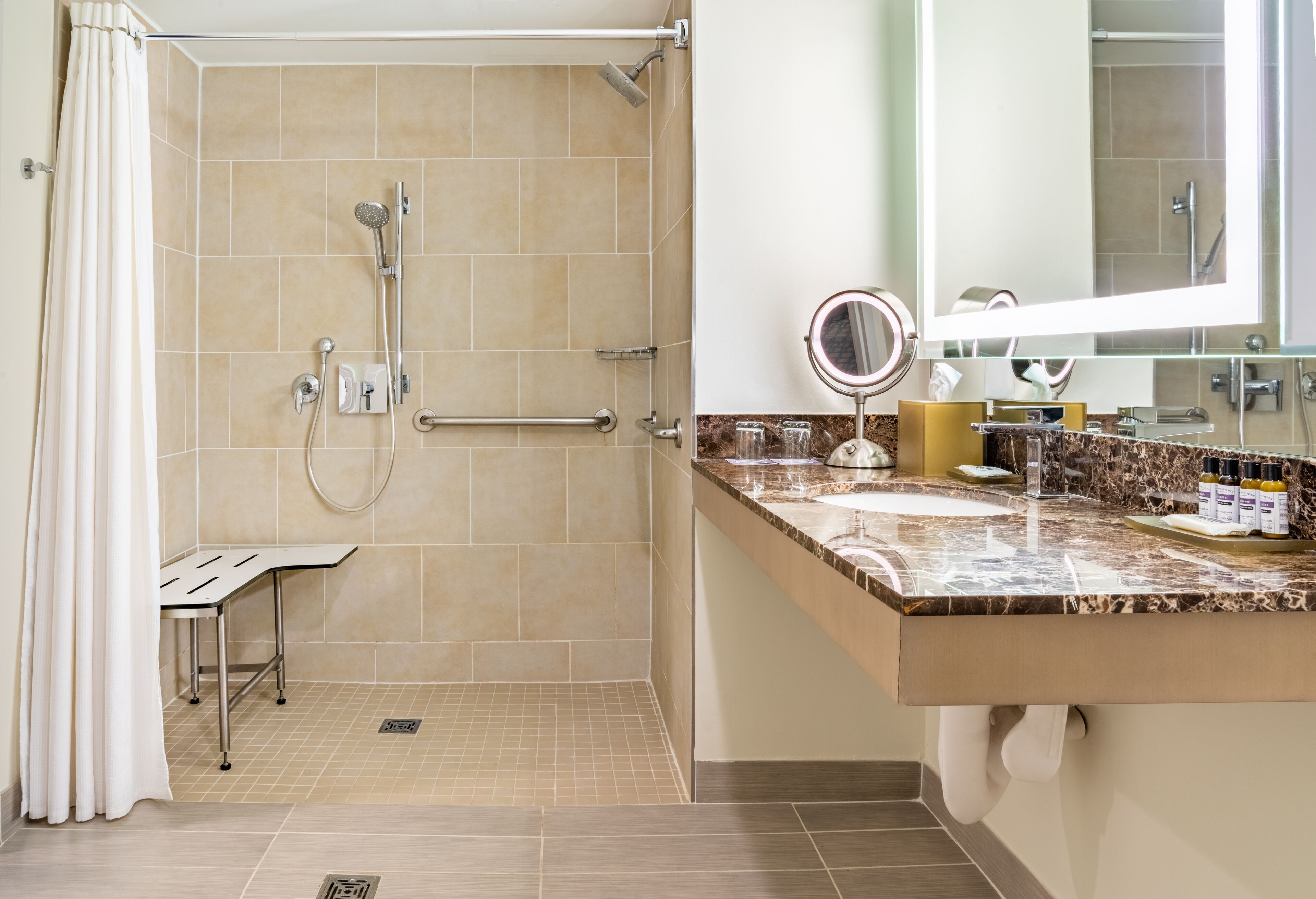 Ein modernes Badezimmer mit begehbarer Dusche, Waschtisch mit Spiegel und Toilette.