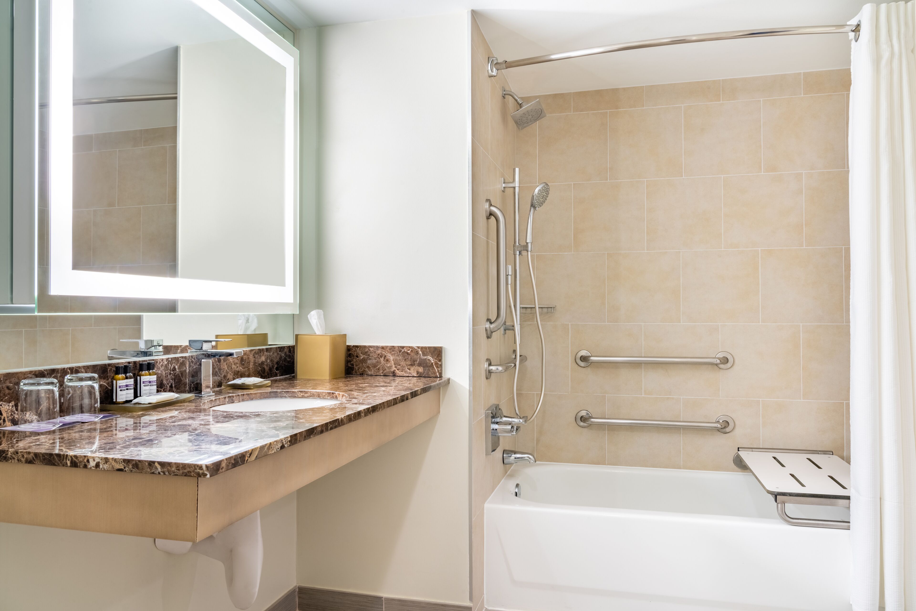 combined shower/bathtub, hair dryer, towels