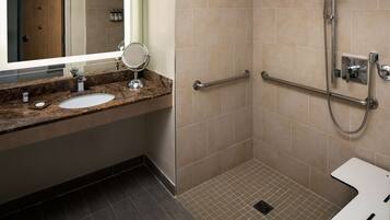 Ein modernes Badezimmer mit Waschbecken, Spiegel und Dusche.