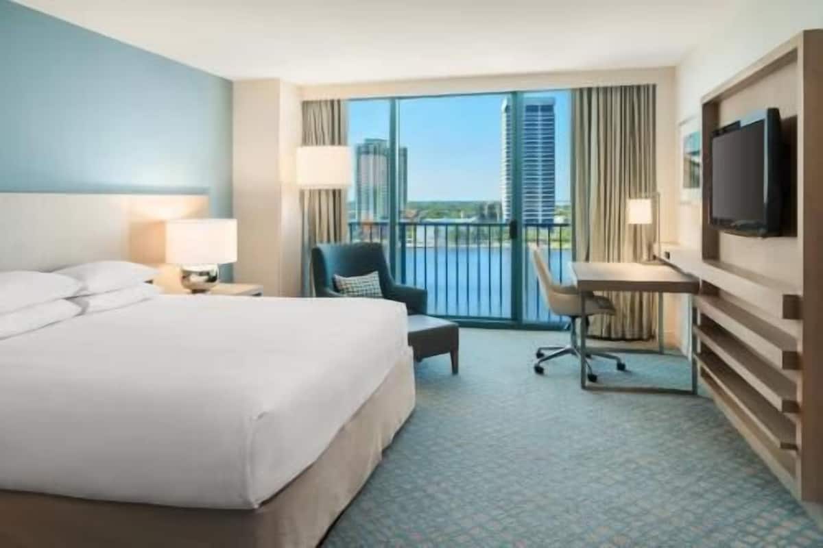 Premium bedding, in-room safe, desk, iron/ironing board