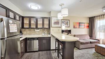 Full-size fridge, microwave, stovetop, dishwasher