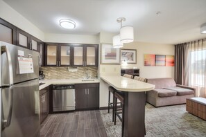 Full-size fridge, microwave, stovetop, dishwasher