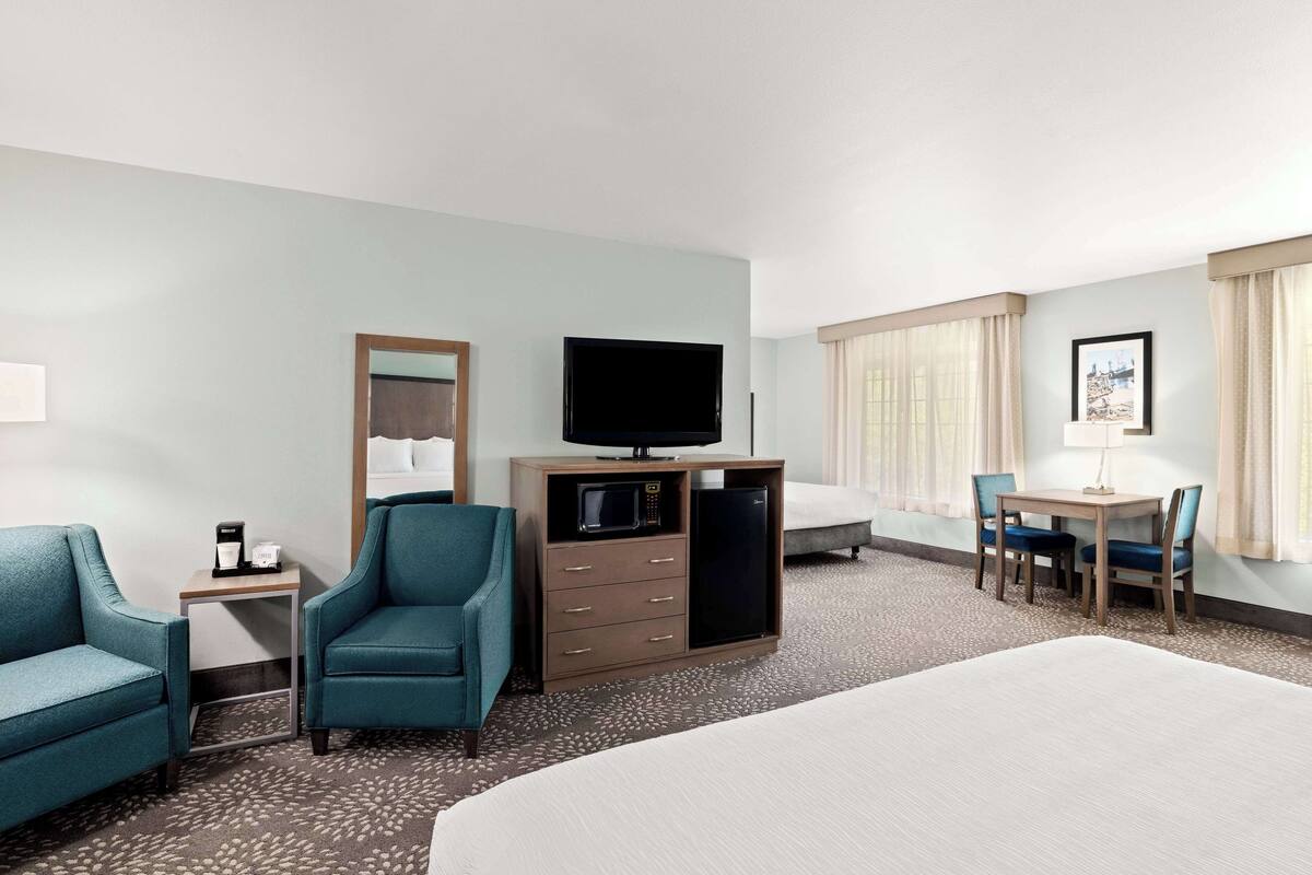 Phòng Suite Deluxe, nhiều giường, không hút thuốc | Bộ đồ giường cao cấp, khu vực làm việc phù hợp cho laptop 